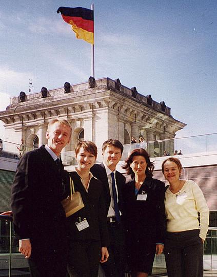 Am 5. Oktober 2002 im Bundestag (von links nach rechts): Jewgenij Tschepel, Elena Sobolewa, Wladimir Essipow (alle - 
Russland), Aneta Angelowa (Bulgarien), Pamina Firchow (USA).
