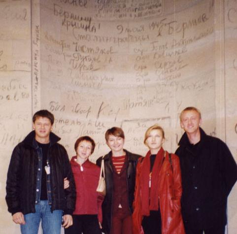 Am 6. Oktober, im Bundestag. Vor Inschriften der sowjetischen Soldaten aus dem Jahr 1945 (von links nach 
rechts): Wladimir Essipow, Julija Tarnowskaja, Jelena Sobolewa, Ina Kowaltschuk, Jewgenij Tschepel.

